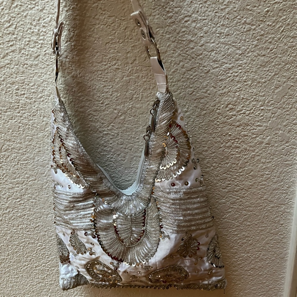 New Vintage White Beaded， Sequin Handbag.   Size OS